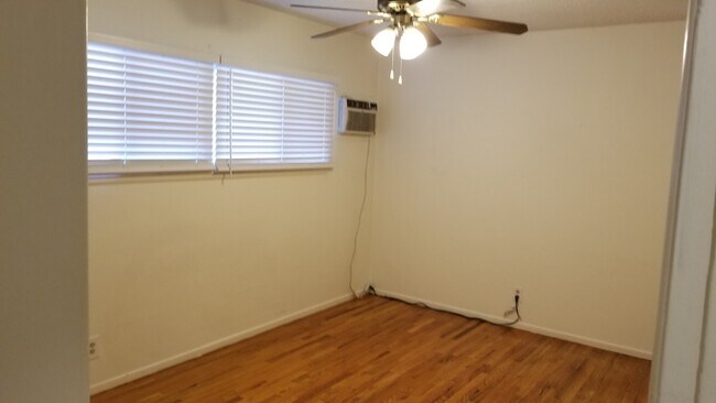 Building Photo - 7114 Haskell Ave