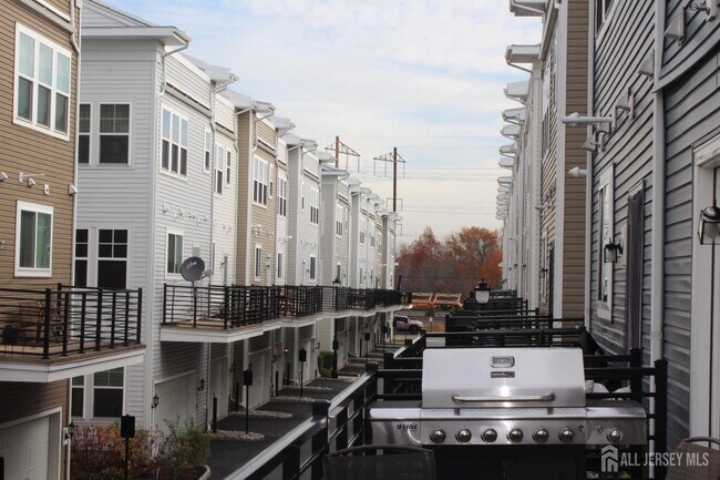 Building Photo - 6 Bond St