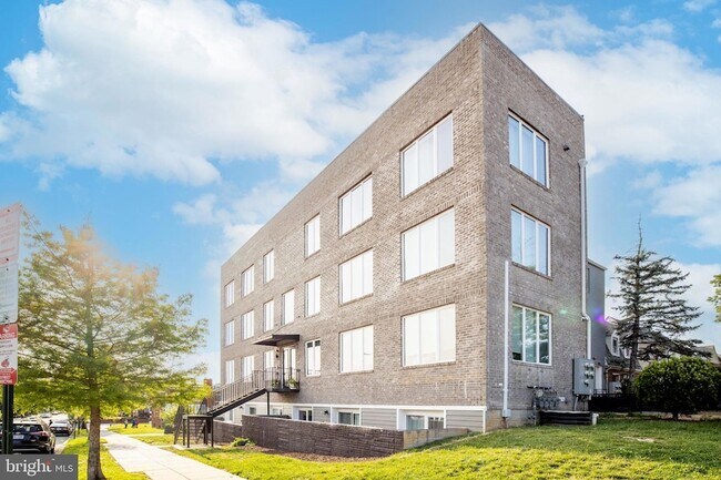 Building Photo - 800 21st St NE
