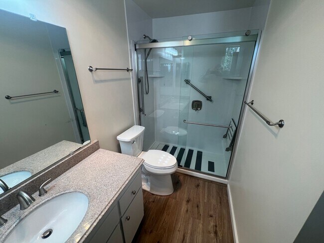 Building Photo - Beautiful 2 bed 1.5 bath end unit Condo in...