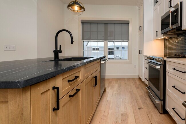 Building Photo - 2620 Main St