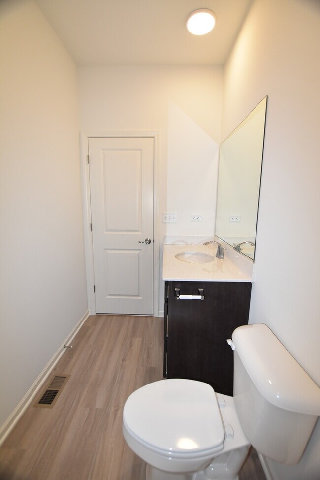 Building Photo - 2945 Showplace Dr