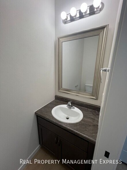 Building Photo - Modern 1 Bedroom Townhome with 1.5 Baths