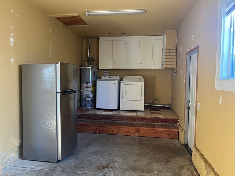 Building Photo - 1057 6th Ave