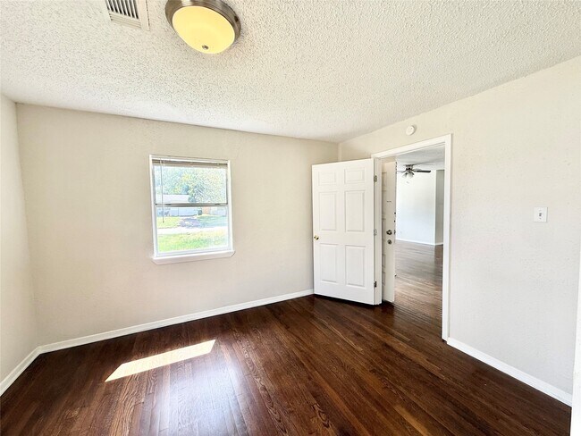 Building Photo - 5315 Newkirk Ln