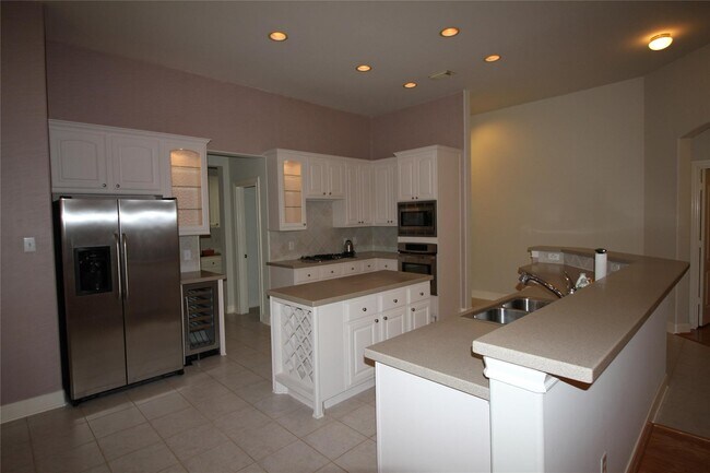 Building Photo - 1648 Lakeside Enclave Dr
