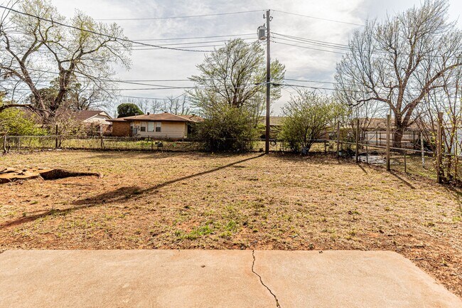 Building Photo - 3 Bed 1.5 Bath in Del City!