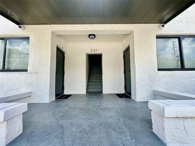 Building Photo - 221 SW 11th Ave