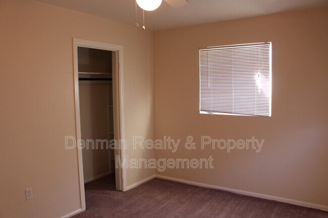 Building Photo - 910 S Una Ave