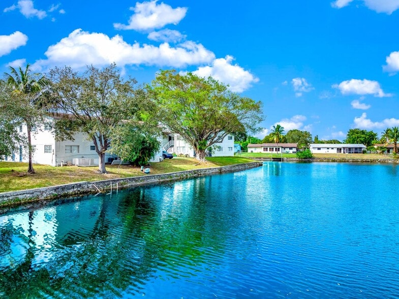 Building Photo - 374 Sunshine Dr