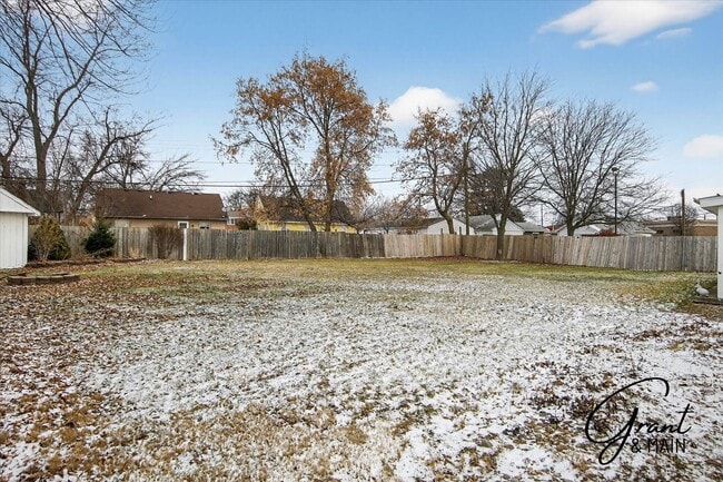 Building Photo - 3 bedroom 2 bath