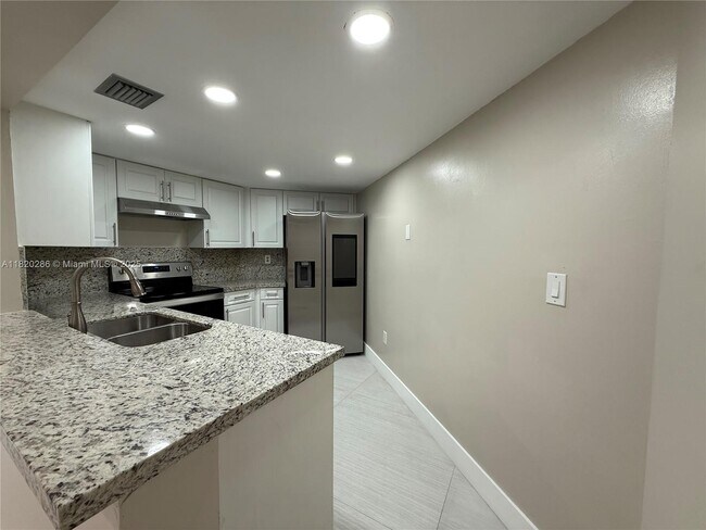 Building Photo - 9405 Fontainebleau Blvd