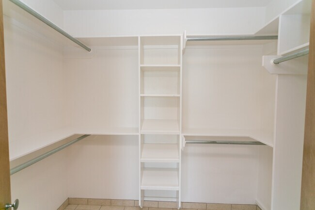 Building Photo - 16111 Rolling Meadows Dr