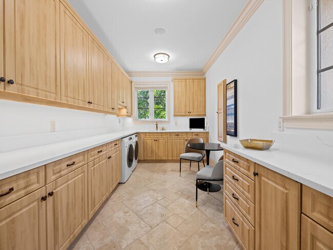 Building Photo - 639 Middle River Dr