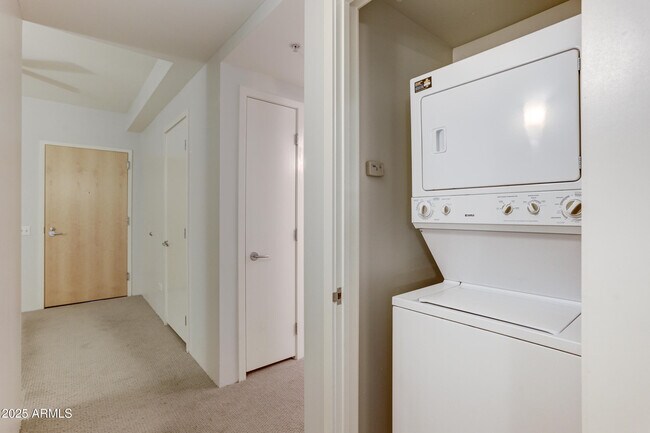 Building Photo - 7137 E Rancho Vista Dr