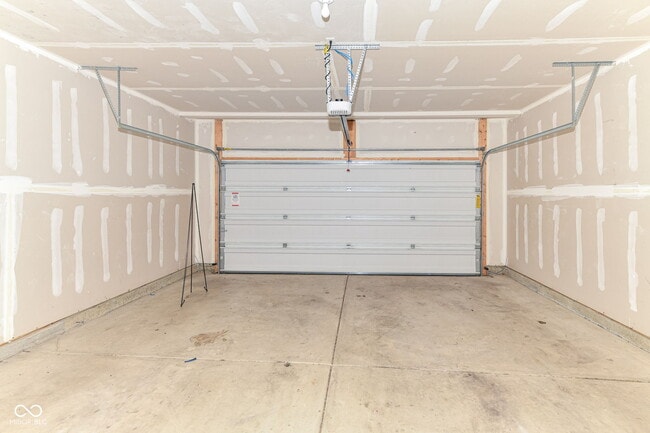 Building Photo - 5375 Maywood Dr