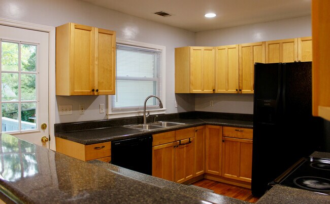 Building Photo - 2287 Vistamont Dr