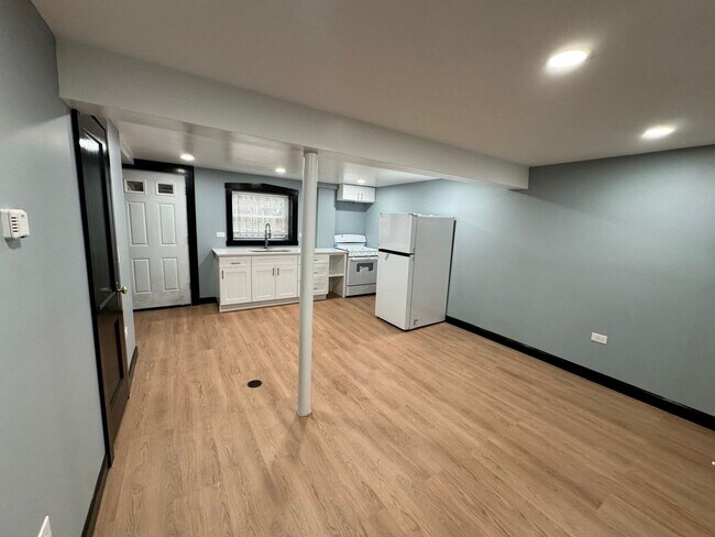 Building Photo - Spacious 1BR Single-Family Near 55th & Whipple — Heat & Hot Water Included
