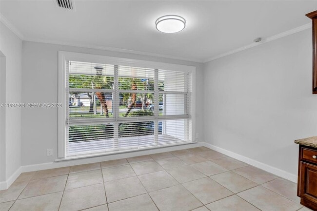 Building Photo - 812 Holly Ln