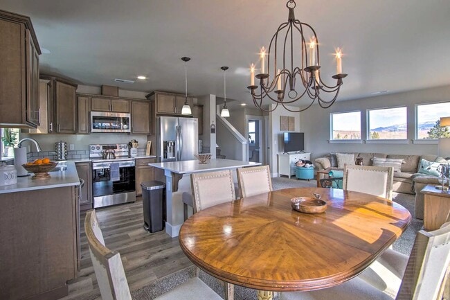 Building Photo - 3 Bedroom 2.5 Bathroom House In Cle Elum With Great Amenities and Sweeping Views