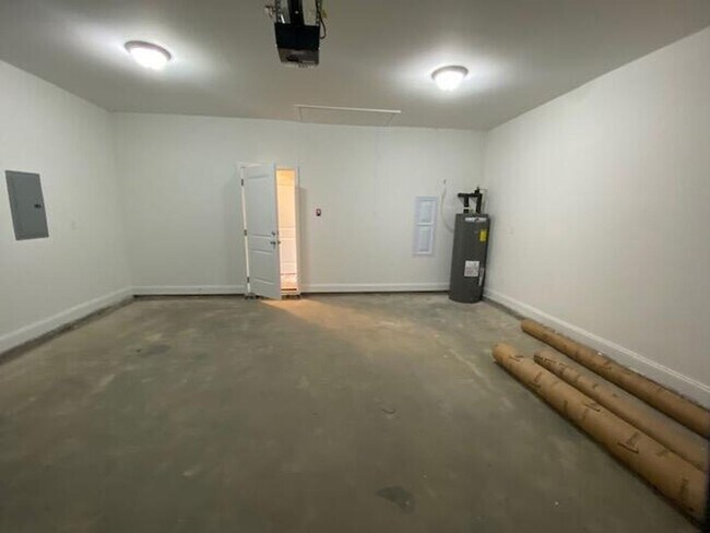 Building Photo - Spacious 3 Bedroom Home in Mary Esther!