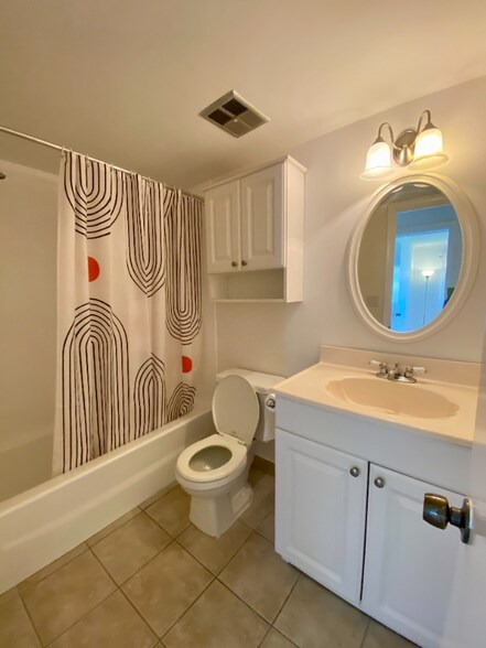 Building Photo - 710 N Village Dr