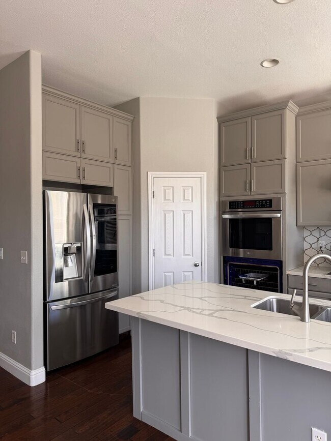 Building Photo - Beautiful single family home