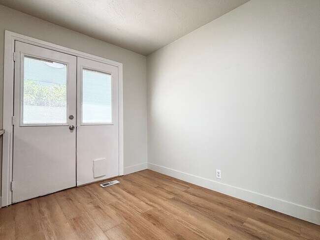 Building Photo - Awesome Split Entry with New Paint & Floor...