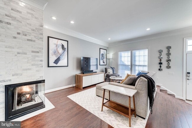 Building Photo - 947 Harrison Cir