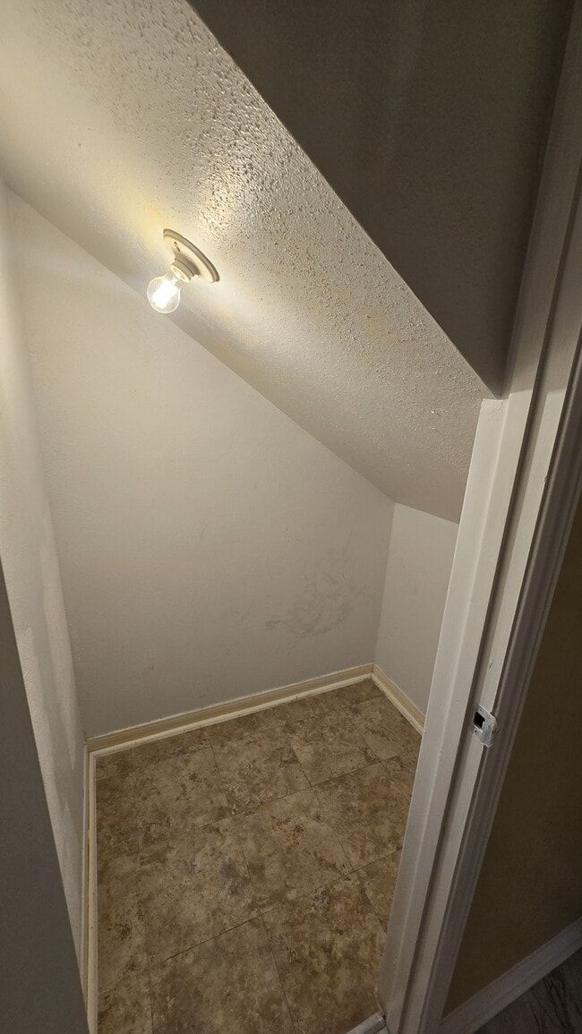 Building Photo - 135 April Point Dr N