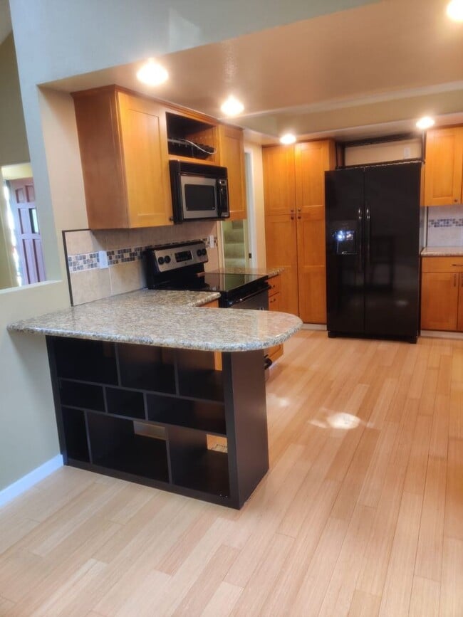 Building Photo - Private access to Lake Sammamish house