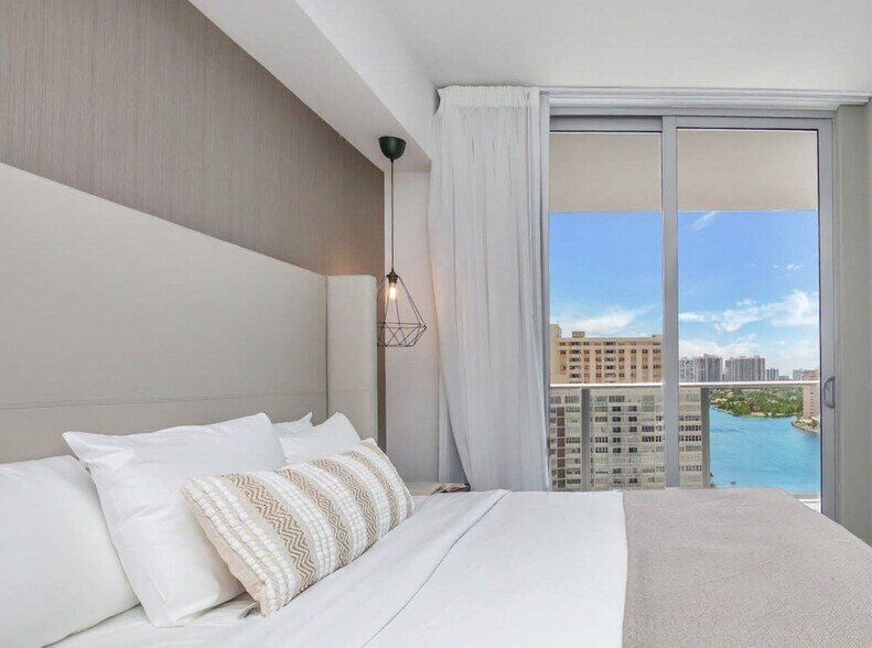Building Photo - 4010 S Ocean Dr