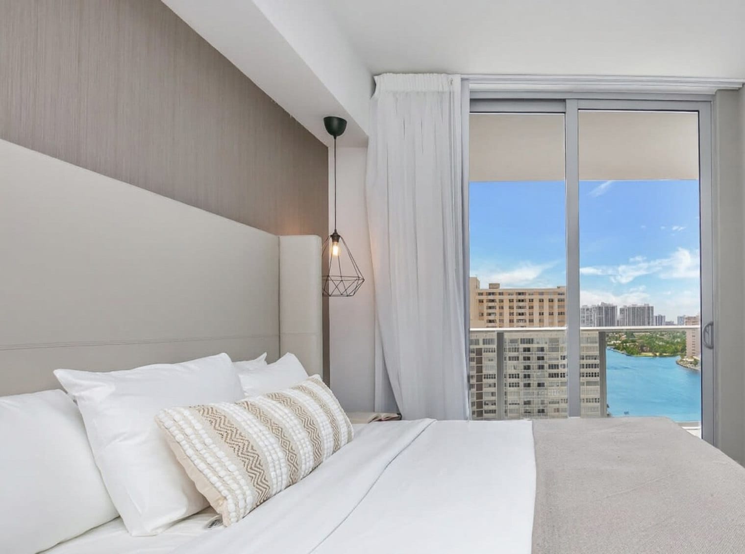 Building Photo - 4010 S Ocean Dr