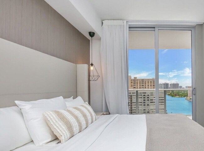 Building Photo - 4010 S Ocean Dr