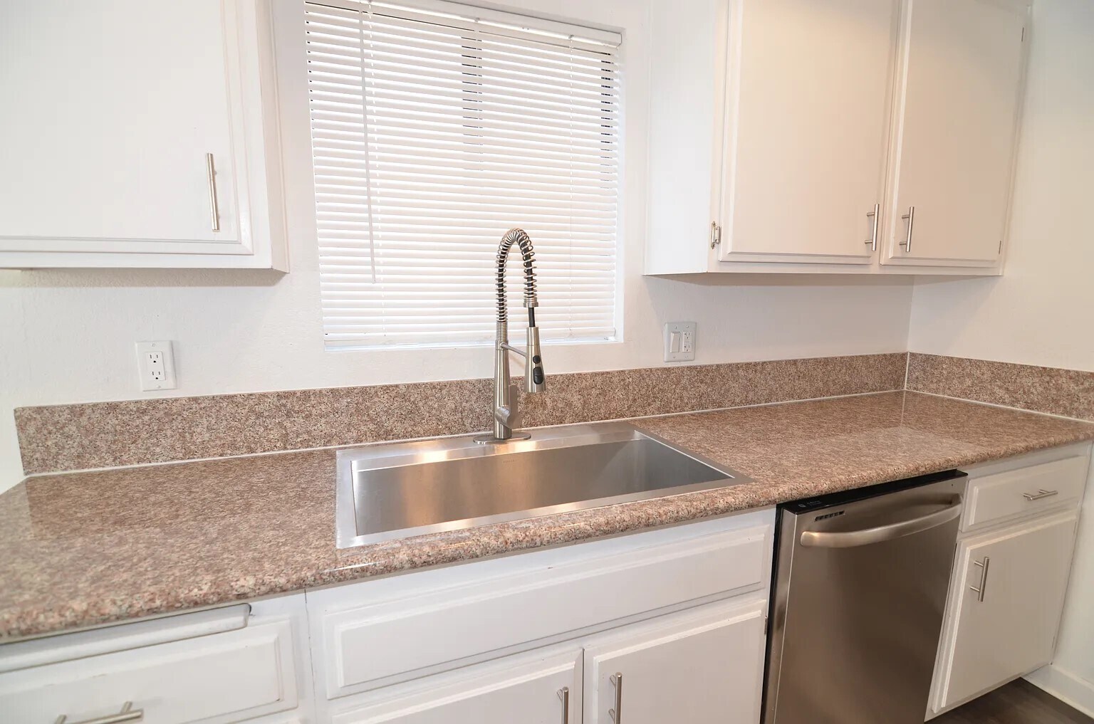 Building Photo - 668 W 15th St