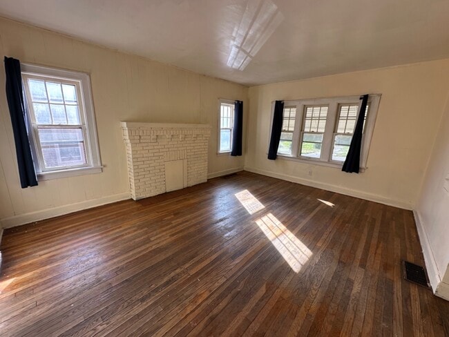 Building Photo - 160 Roslyn Dr