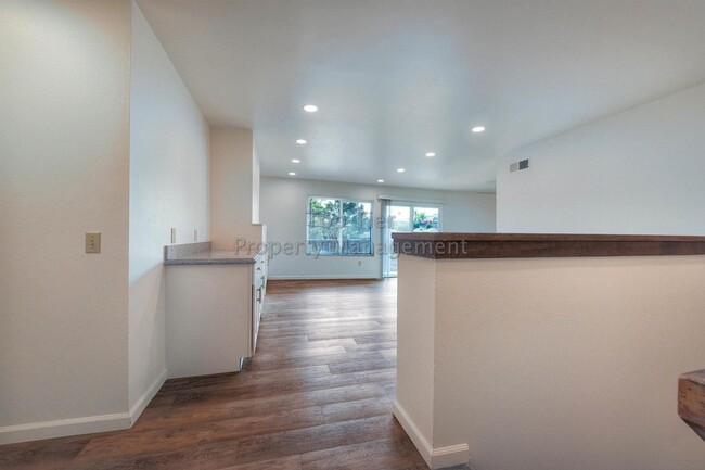 Building Photo - ***Beautiful 6 bed / 3 bath / 2,113 sqft H...
