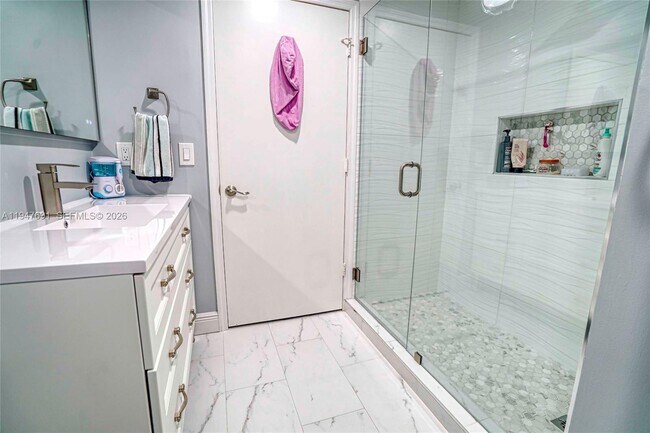 Building Photo - 1261 Presidio Dr