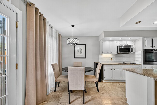 Building Photo - 9402 Meadowcroft Dr