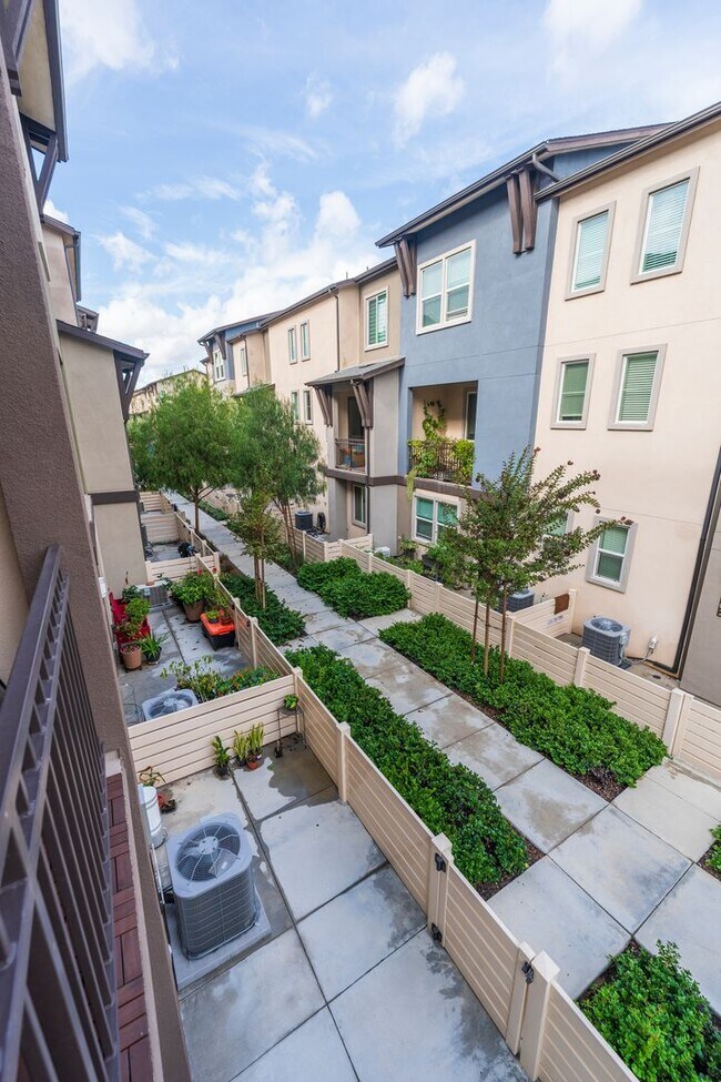 Building Photo - Newer townhome rental located in the gated One Seven Eight community!