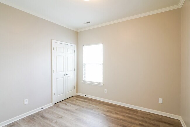 Building Photo - 6000 Mountview Dr