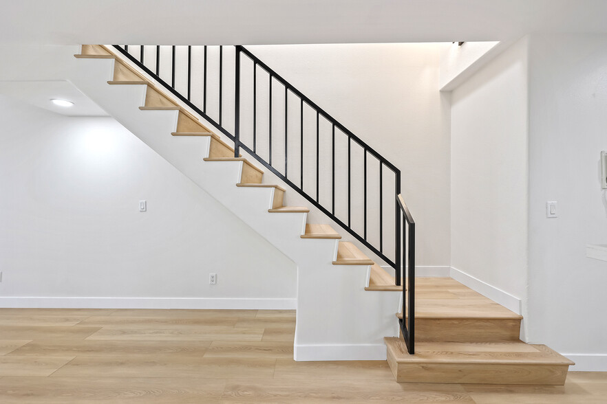 Building Photo - 10128 Hillhaven Ave