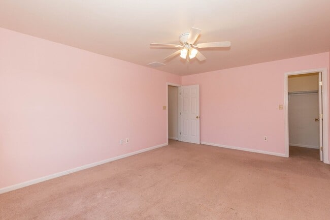 Building Photo - 4 bed, 3.5 bath Single Family Home in Charles Town, WV