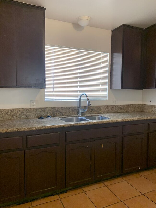 Building Photo - MI3616