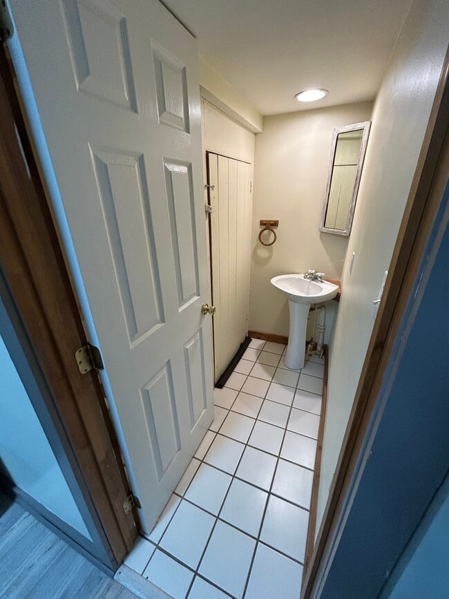 Building Photo - 1284 S Bay Rd