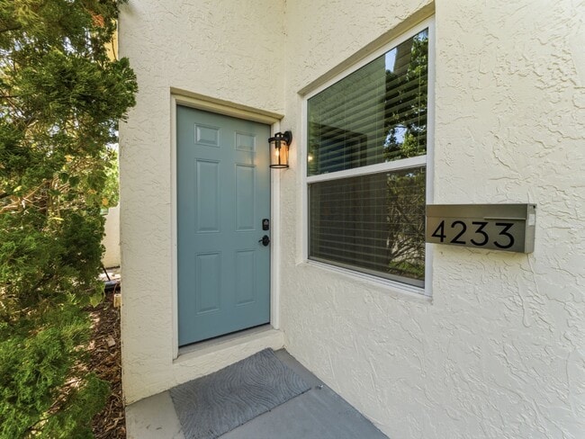 Building Photo - Absolutely stunning executive 2/1.5 townhome in South Tampa