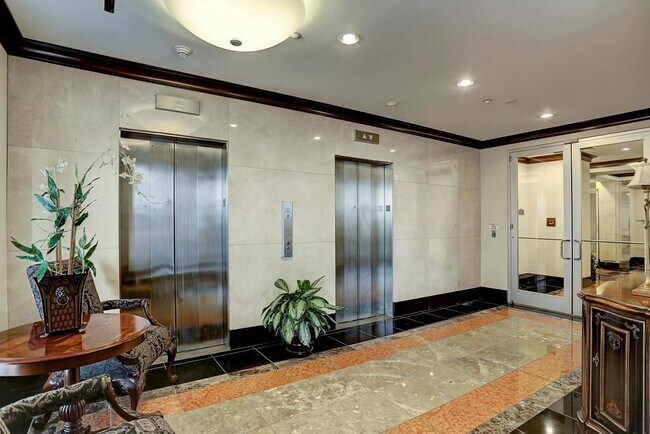 Building Photo - 914 Main St