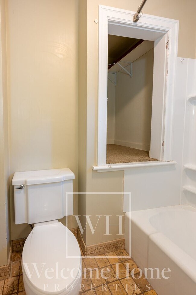 Building Photo - Vintage Home with Room to Entertain