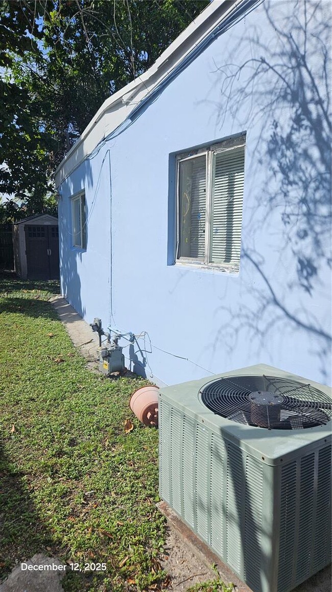 Building Photo - 1040 N 70th Ave