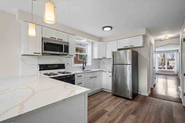 Building Photo - 1723 W 75th Pl